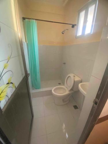 ein Badezimmer mit Toilette und Waschbecken in der Unterkunft IZZY Resort in Naguilayan