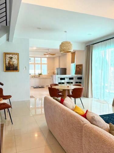 Η κουζίνα ή μικρή κουζίνα στο Matahari Villa Langkawi - 14pax- 2 Night Min Stay