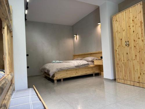 a bedroom with a bed and a wooden door at Hotel Restaurant Radomira in Ceren