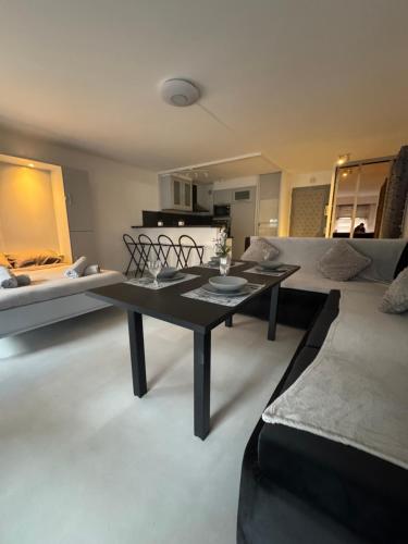 un salon avec une table et un canapé dans l'établissement 2 pièces à 2 pas de la plage, à Cagnes-sur-Mer