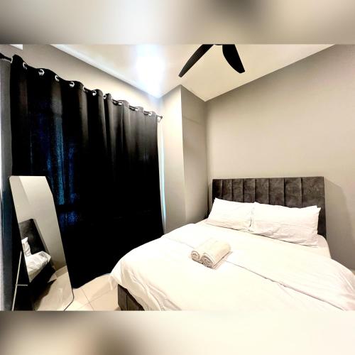 Elegant Pool View Condo at Residensi Suasana Damaiにあるベッド