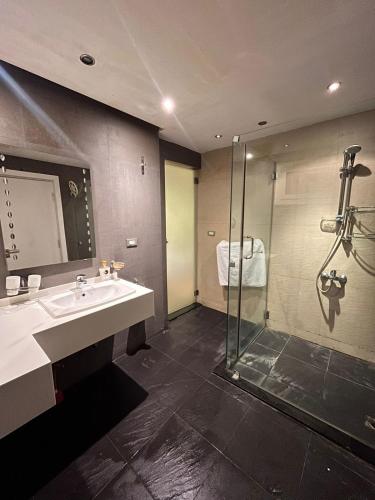 Koupelna v ubytování Zamalek luxury 2BR