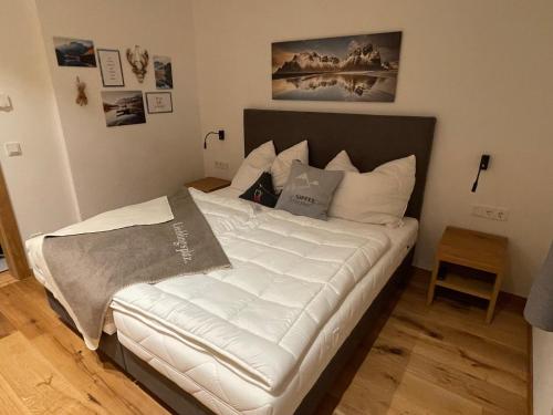 Postel nebo postele na pokoji v ubytování Chalet Buchensteinwand Luxusapartment mit Sauna am Berg