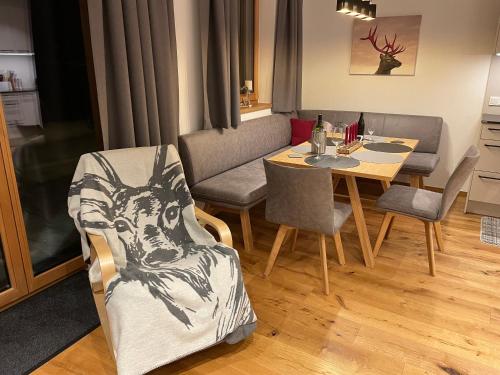 Posezení v ubytování Chalet Buchensteinwand Luxusapartment mit Sauna am Berg