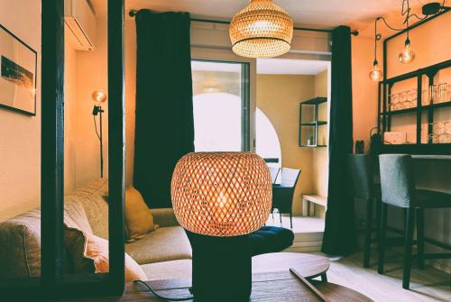 une chambre avec une chaise au milieu d'une pièce dans l'établissement STUDIO BEAUSOLEILMONACO TERRASSE VUE MER Clim et Accès Piscine, à Beausoleil