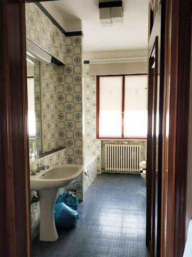 a bathroom with a sink and a tub and a window at Appartamento mare in Cesenatico