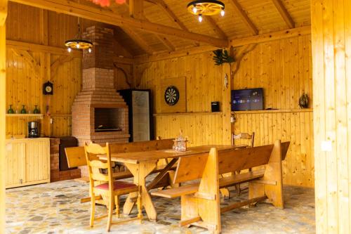 Nhà bếp/bếp nhỏ tại David House Piscina incalzita si jacuzzi