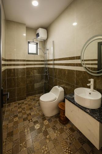 a bathroom with a toilet and a sink at Villa Thanh Thanh in Da Lat