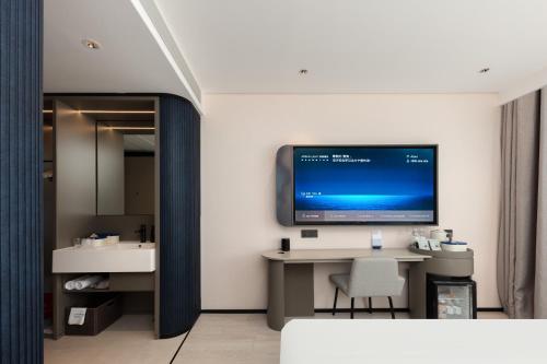 Télévision ou salle de divertissement dans l'établissement Atour Light Hotel Hangzhou West Lake Lakeside Qinghefang