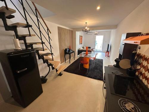 - un salon avec un escalier en colimaçon dans l'établissement FLC-Bail mobilité - House - Prado Beach 100m - Clim- Box 1 Car, à Marseille