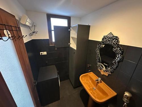 une salle de bain avec un lavabo et un miroir dans l'établissement FLC-Bail mobilité - House - Prado Beach 100m - Clim- Box 1 Car, à Marseille