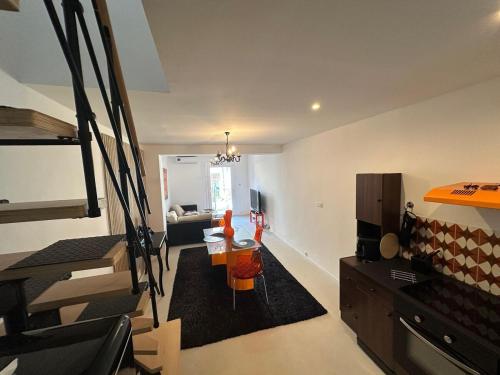 un salon avec un canapé et une table dans une pièce dans l'établissement FLC-Bail mobilité - House - Prado Beach 100m - Clim- Box 1 Car, à Marseille