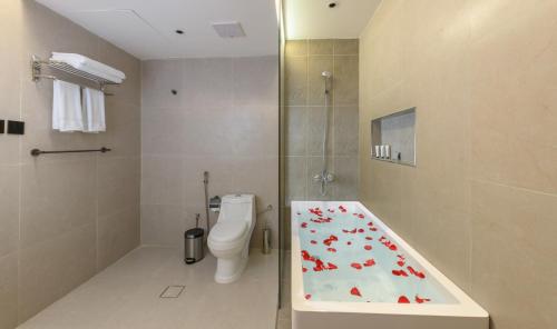 Bilik mandi di Aryash Abha Hotel