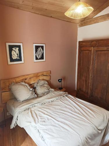 une chambre avec un grand lit avec deux oreillers dans l'établissement Charmante maison de campagne, à Saint-Victor