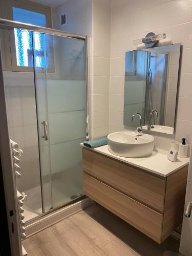 une salle de bain avec un lavabo et une douche dans l'établissement 3 bedrooms apt near train & city center, à Montpellier
