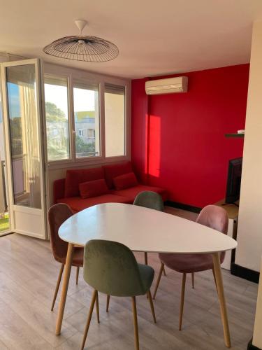 un salon avec une table, des chaises et un canapé dans l'établissement 3 bedrooms apt near train & city center, à Montpellier