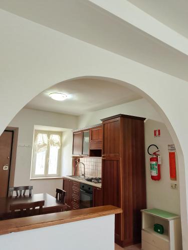 a kitchen with an archway in the middle of a room at Al Poggetto in Gradoli