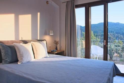Ένα ή περισσότερα κρεβάτια σε δωμάτιο στο Penelope - Private Pool Villa near stafilos beach