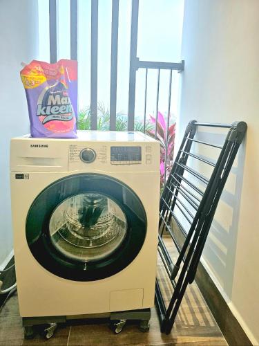 a washing machine with a bowl on top of it at Leng - Duplex Onsen Swanlake Ecopark in Kim Quan