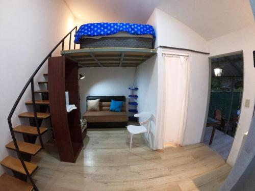 Ένα ή περισσότερα κρεβάτια σε δωμάτιο στο Mini casa de árbol, mágica, céntrica y de vistas panorámicas