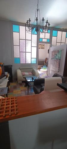- un salon doté de vitraux et d'une table dans l'établissement Un nid d amour au coeur de Séte, à Sète