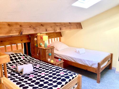 une chambre avec deux lits dans une pièce dans l'établissement House in private residence , beach and pool access, à Bretignolles-sur-Mer