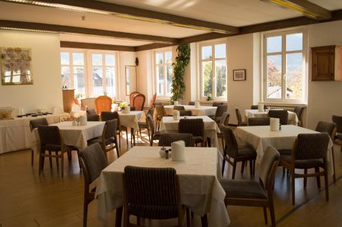 A restaurant or other place to eat at Gasthof Albergo Kreuzwirt