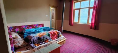 a room with a bed and a window in a room at LSN Homestay By Soma Stays in Kaza