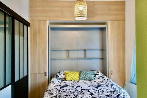 une chambre avec un lit avec une tête de lit en bois dans l'établissement Appartement à 3 minutes de la gare, à Libourne