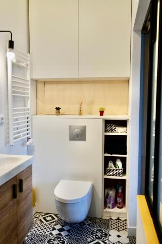 une salle de bain avec toilettes et lavabo dans l'établissement Appartement à 3 minutes de la gare, à Libourne