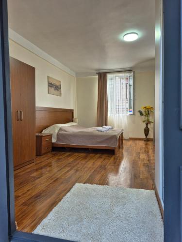 una camera da letto con un letto e una finestra di Apartment Giorgi Mazniasvhili a Batumi
