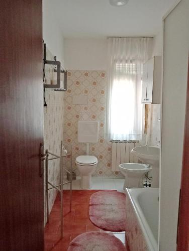 a bathroom with a toilet and a sink at Appartamento vacanze Casadueottanta loc-13704 in Venice