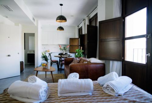 Posteľ alebo postele v izbe v ubytovaní Apartamentos El Marqués