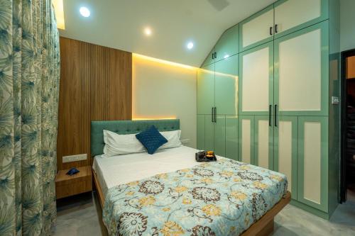 Cama o camas de una habitación en Sayali Sanchi 3BHK with Jacuzzi ,Game room