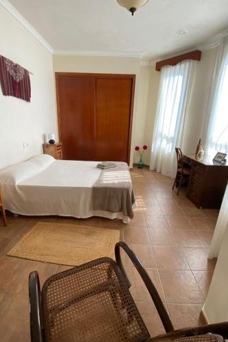 Ένα ή περισσότερα κρεβάτια σε δωμάτιο στο Bamboo Room with mountain views and lots of natural light