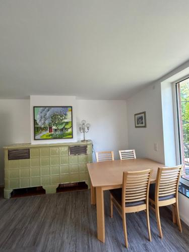 a dining room with a table and chairs at Ferienwohnung am Uniklinik Lübeck in Lübeck
