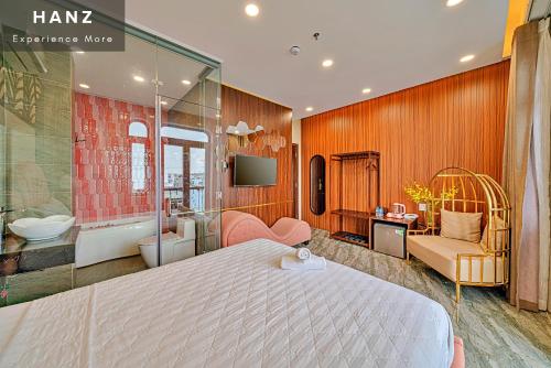 Un dormitorio con una cama grande y un baño. en S79 Hotel T68, en Ho Chi Minh
