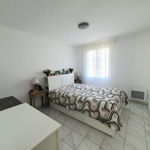 une chambre blanche avec un lit et une fenêtre dans l'établissement COSY HOME near DISNEYLAND PARIS, à Serris