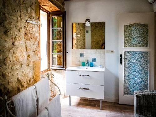 une salle de bain avec un lavabo et un miroir dans l'établissement Gite les taloches, à Tourtoirac