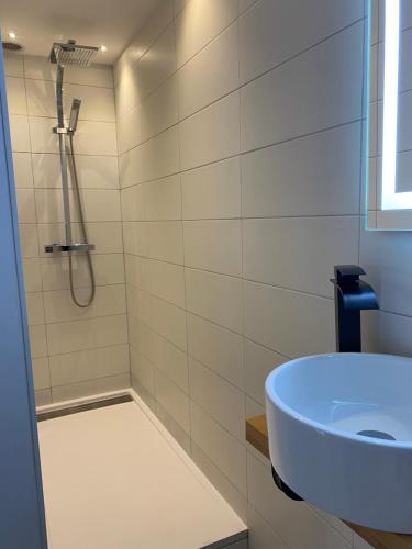 łazienka z umywalką i prysznicem w obiekcie Le petit Atelier w mieście Eyguières