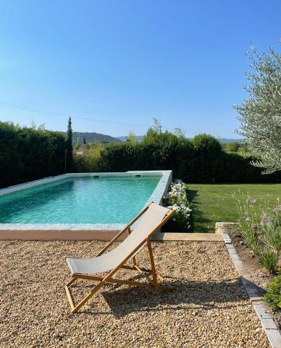 une chaise longue à côté de la piscine dans l'établissement Mas de la bruissande, à Mazan