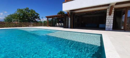 Der Swimmingpool an oder in der Nähe von Macedonium Luxury Villa with big pool & Fireplace