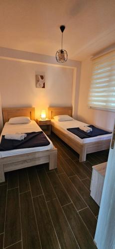 En eller flere senge i et værelse på KenDar Family Apartments