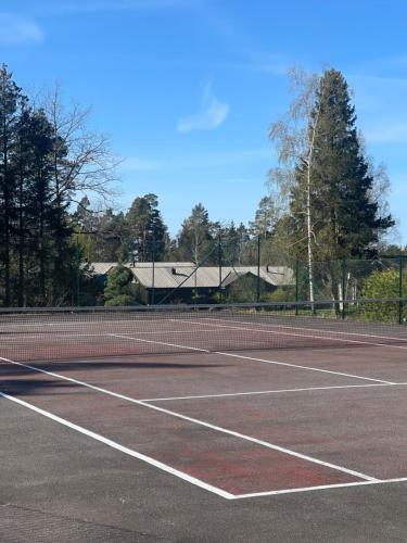 Tenis dan/atau kemudahan skuasy di No6 Risør atau berdekatan