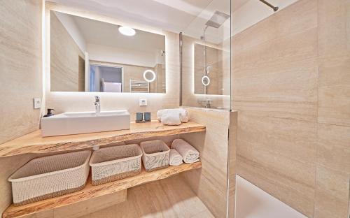 une salle de bain avec un lavabo et un miroir dans l'établissement L'Amourette - Appartement 4 personnes - Piscine Parking, à Saint-Tropez