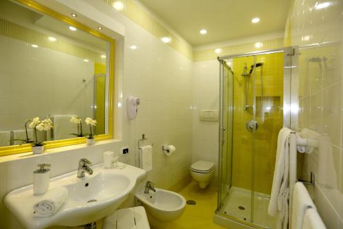 bagno con lavandino, doccia e servizi igienici di Happy Flat free parking a Sorrento