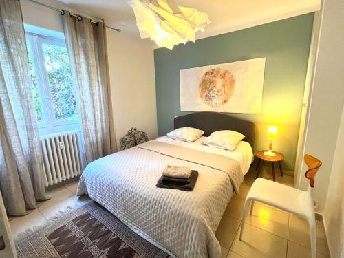 une chambre avec un lit et une fenêtre dans l'établissement Superbe 2 pièces à Cannes, à Cannes