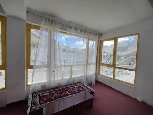 Postel nebo postele na pokoji v ubytování KZM Homestay Kaza By Soma Stays