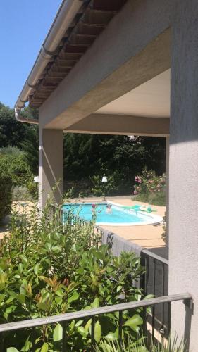 d'un balcon avec vue sur la piscine. dans l'établissement La Romarine, à Salernes
