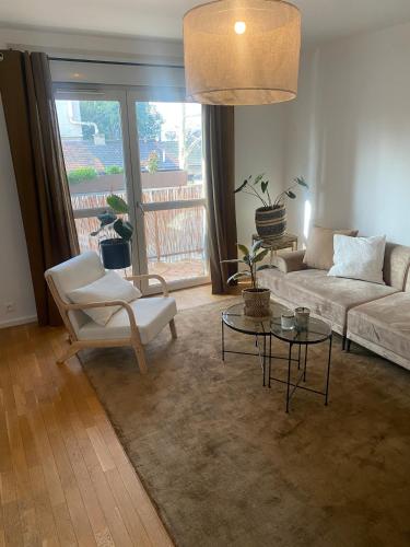 un salon avec un canapé et une table dans l'établissement Charming T2 Paris and Saint-Ouen-Sur-Seine, à Saint-Ouen